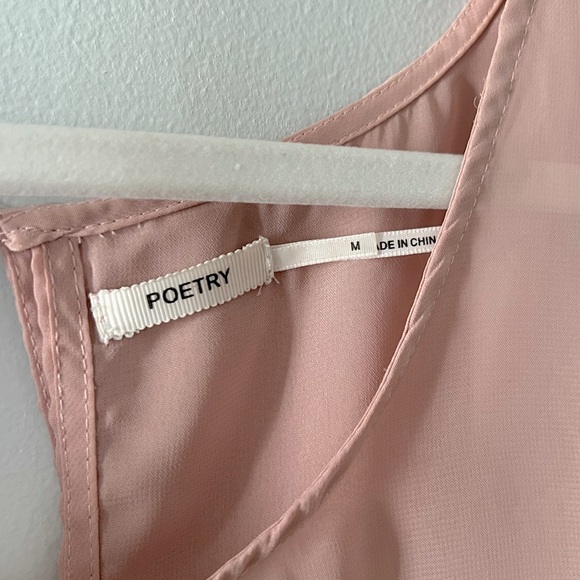 Flowy blouse in mauve. Chiffon material with an open slot back and 3/4 sleeve. - Picture 3 of 3